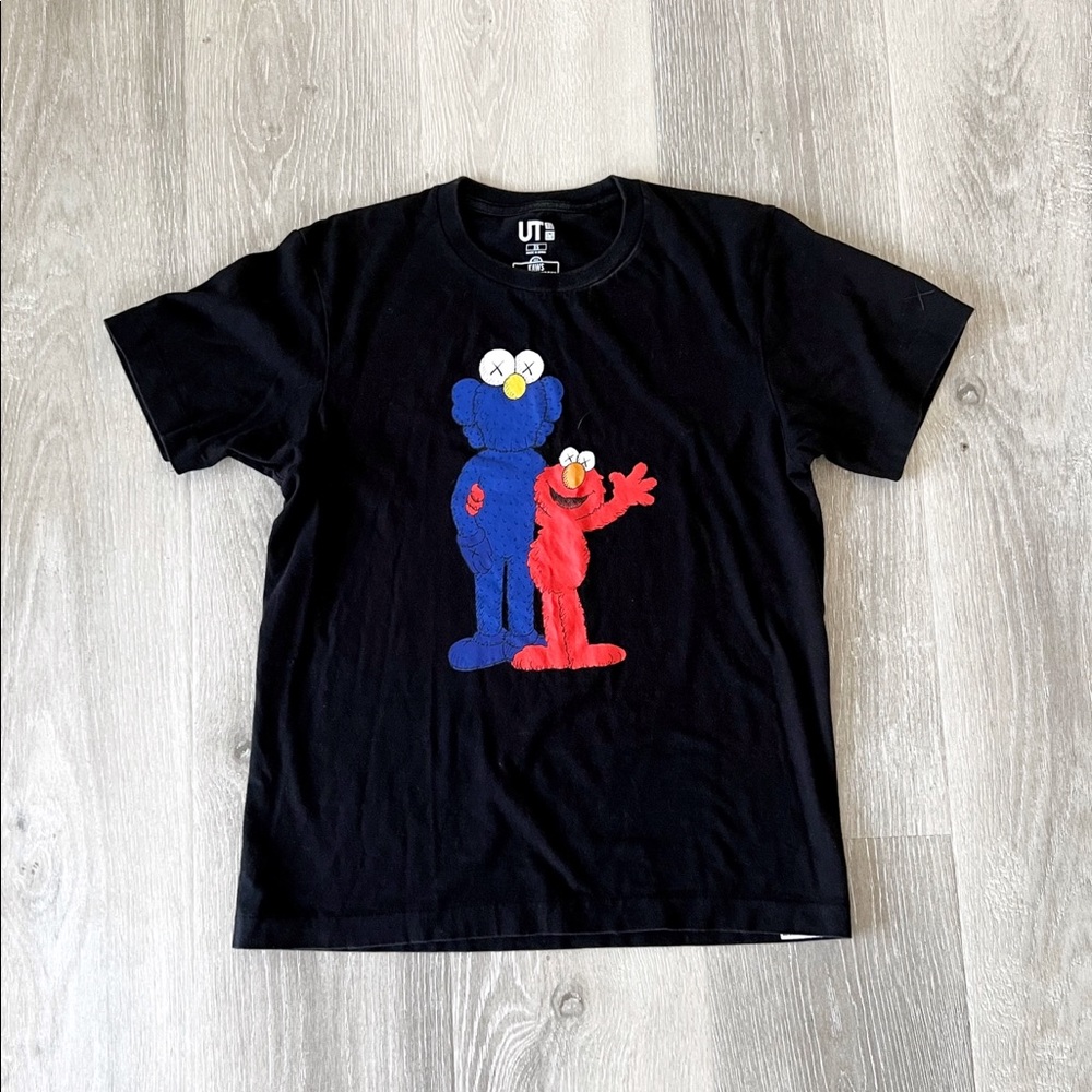 UNIQLO x KAWS x SESAME STREET BFF Elmo Tee size XS